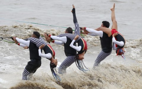 Los deportistas demostraron sus destrezas sobre el río Guayas.