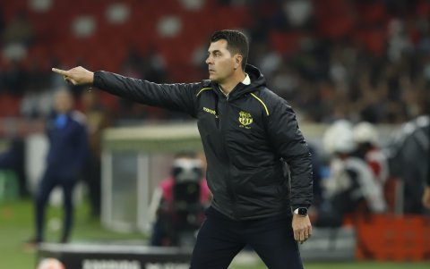 Ismael Rescalvo gesticula desde el banquillo de suplentes en el estadio Rodrigo Paz Delgado, durante el partido que Barcelona SC perdió 3-0 ante Liga de Quito.