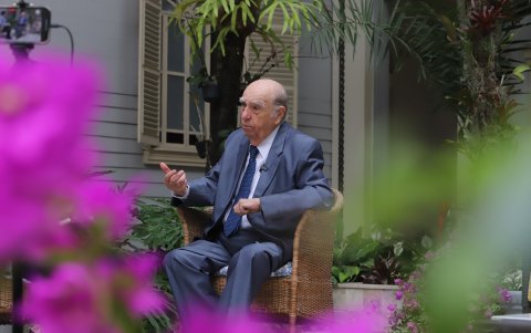 El expresidente uruguayo destaca la importancia de partidos políticos sólidos para el mantenimiento de la democracia en los países.