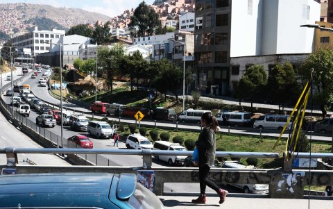 Fotografía de vehículos haciendo fila para abastecerse de combustible en La Paz (Bolivia).