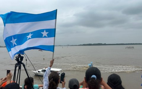 Decenas de personas se concentraron el Malecón 2000 para disfrutar de las acrobacias acuáticas.