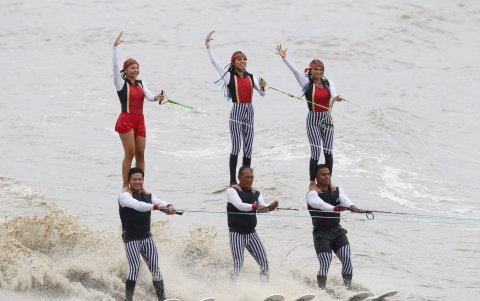El río Guayas fue el escenario donde deportistas deleitaron a los guayaquileños, desde las 11:00, del sábado 18 de octubre.