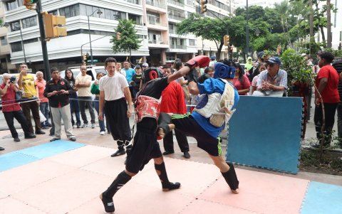 A lo largo de la calle Sucre, los guayaquileños pudieron apreciar las artes marciales originarias del país asiático.