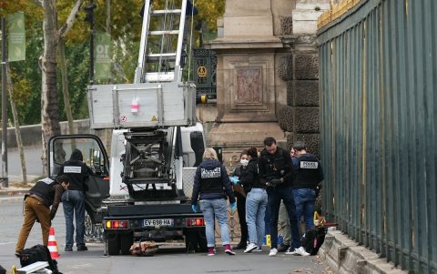 Agentes de la policía francesa inspeccionan un ascensor de muebles utilizado por ladrones para entrar en el Museo del Louvre, en París, este domingo 19 de octubre.