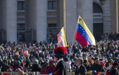 Fieles con banderas de Venezuela esperaron la ceremonia de canonización de José Gregorio Hernández y Carmen Rendiles, en la Plaza de San Pedro, en el Vaticano, este domingo 19 de octubre.