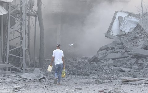 Un hombre camina por los escombros tras uno de los ataques lanzados este domingo 19 de octubre en Gaza.