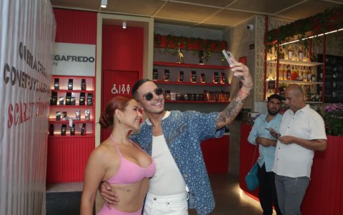 La actriz con amigos y seguidores.