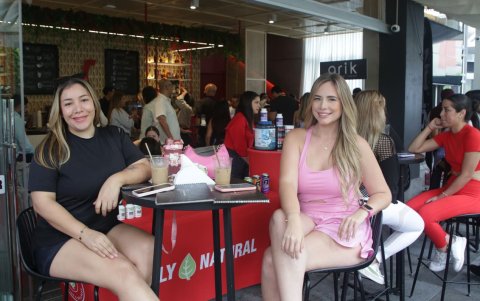 A la cita acudió Paulette Gregor (derecha).