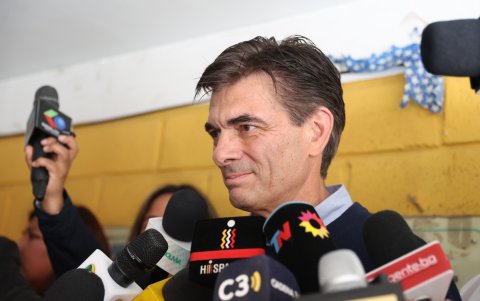 El candidato a la Presidencia de Bolivia por el Partido Demócrata Cristiano (PDC), Rodrigo Paz, da declaraciones este domingo 19 de octubre, en la segunda vuelta electoral, en La Paz.