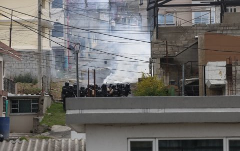 La Policía usó bombas lacrimógenas contra los manifestantes en San Miguel del Común.