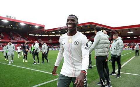 Moisés Caicedo entró al cambio en el triunfo de Chelsea ante Forest.