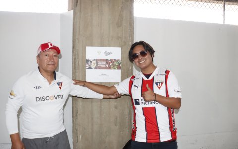 Nicolás Granda (d) estuvo feliz al poder pintar el mural con el apoyo de su padre Miguel (i).