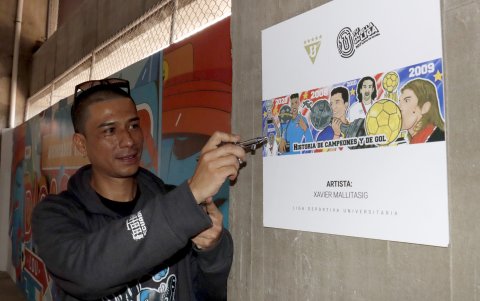 Xavier Mallitasig y el boceto de la pintura con históricos del conjunto universitario.