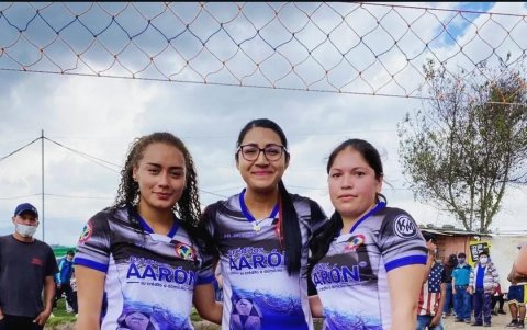 Cinthya, junto a Vivi y Estelita, otras reconocidas jugadoras de ecuavóley en el país.
