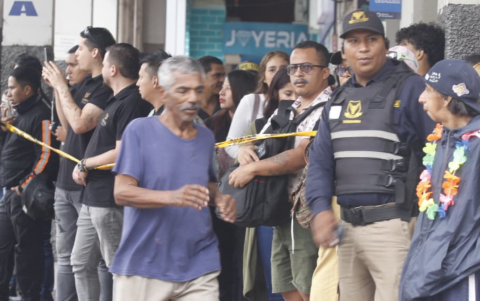 Varias personas se reunieron alrededor del sector donde se reportó la amenaza.