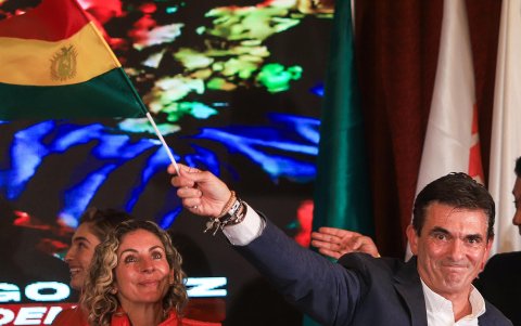 El senador centrista Rodrigo Paz Pereira ondea una bandera de Bolivia este domingo, en La Paz (Bolivia).