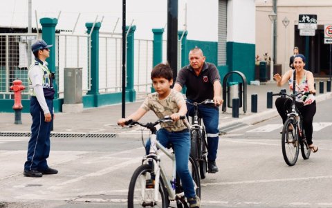 Los domingos, la ciudad peatonaliza calles del centro y ofrece una agenda cultural variada y un ciclopaseo