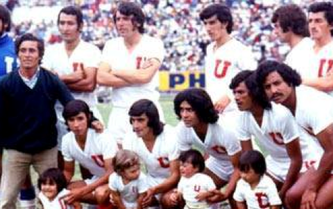 Plantilla de Liga de Quito que consiguió el ascenso y el campeonato en 1974.