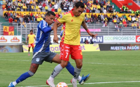 Fernando León disputa un balón con el atacante Bruno Miranda.