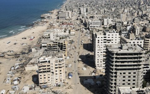 Una vista aérea muestra área dañada por guerra que rodea el puerto de la ciudad de Gaza el 20 de octubre de 2025, durante un alto el fuego negociado por EE.UU. entre Israel y las facciones palestinas.