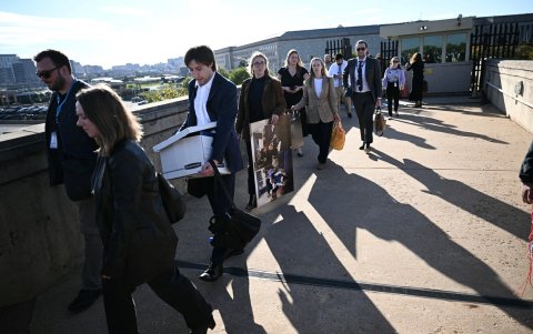 Los periodistas llevan sus pertenencias desde el Pentágono, el 15 de octubre de 2025 después de que los medios estadounidenses e internacionales, se negaran a firmar las nuevas reglas restrictivas.