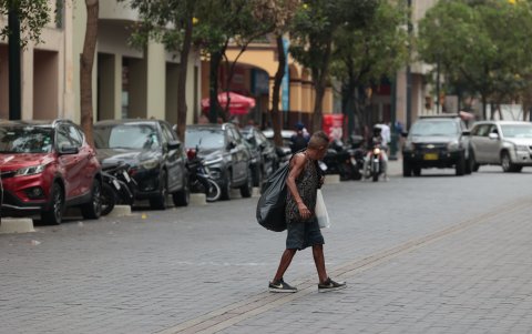 Algunos adultos mayores deambulan en las calles buscando cómo sobrevivir.