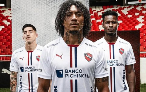 El diseño de la camiseta conmemorativa de los universitarios.