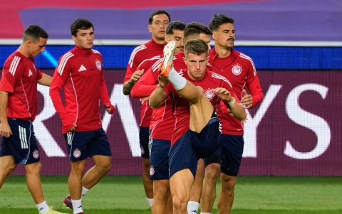 Los jugadores del Olympiacos en el entrenamiento previo al juego de Champions.