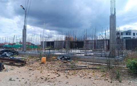 La construcción de la UVC luce abandonada y con los muros y hierros deteriorados. En el sitio desechan hasta basura.