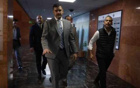 El alcalde de Guayaquil, Aquiles Álvarez, acudió a la Comisión de Garantías Constitucionales.