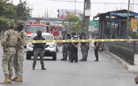 Este 21 de octubre hubo una alerta de bomba en la avenida 25 de Julio. Personal policial y militar cerraron la zona, en el sur de Guayaquil, para poder inspeccionar el automotor.