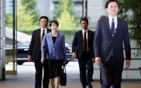 Sanae Takaichi (C) llega a la residencia oficial del Primer Ministro después de ser elegida como nueva Primera Ministra en Tokio, Japón, el 21 de octubre de 2025.