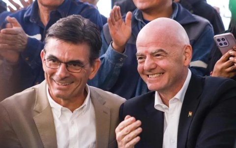 Rodrigo Paz (i) y Gianni Infantino (d), el presidente de Bolivia y el de la FIFA, respectivamente.