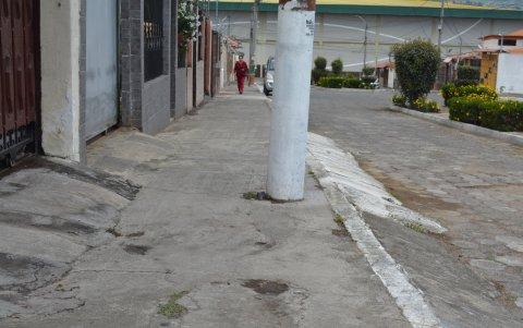 Los vecinos aseguran que el sistema de alcantarillado presenta colapsos y hundimientos frecuentes que deterioran las calles.