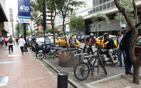Es común ver en Guayaquil a motociclistas ocupando los espacios exclusivos para bicicletas y vehículos de micromovilidad.