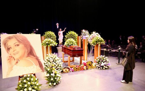 Admiradores y familiares acompañan la velación de Paulina Tamayo en Quito, tras su fallecimiento.