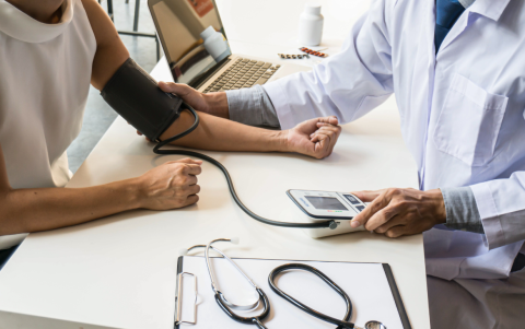 Las citas médicas en el IESS también se agendan por canales de mensajería instantánea.