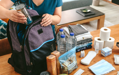 Las mochila de emergencia deben tener insumos para sobrevivir al menos 72 horas en caso de desastre.