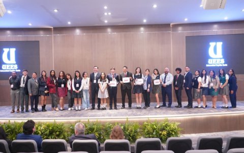 El dominio del inglés y la oratoria persuasiva permiten a los jóvenes ecuatorianos desarrollar competencias que trascienden las aulas.