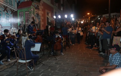 La Orquesta Sinfónica Juvenil de Guayas se presentó en el barrio Las Peñas durante las actividades por las fiestas julianas.