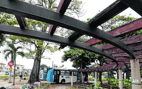 Alborada. En la sexta etapa hay un pequeño parque que luce completamente descuidado.