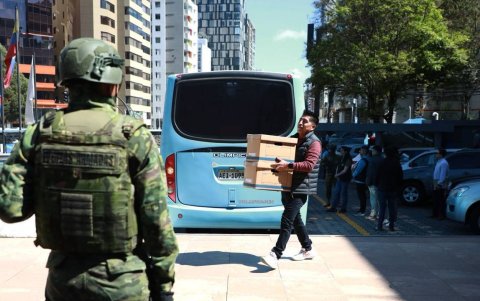 La impresión de las papeletas está a cargo del Instituto Geográfico Militar (IGM), bajo supervisión directa de delegados de las organizaciones políticas.