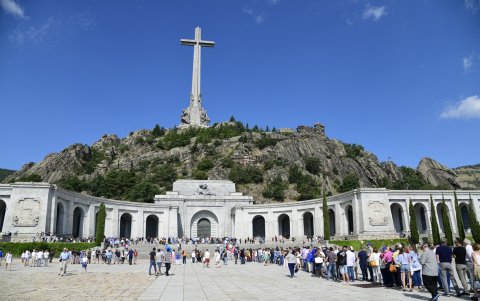 La gente espera para entrar en La Basílica del Valle de los Caídos en San Lorenzo del Escorial, cerca de Madrid, el 15 de julio de 2018.