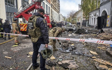 Rescatistas trabajan en el lugar de un ataque ruso contra una guardería en Járkov, noreste de Ucrania, el 22 de octubre de 2025, en medio de la invasión rusa.