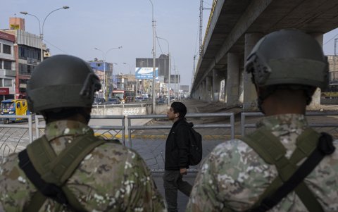 Oficiales militares patrullan una calle después de que el gobierno declarara el estado de emergencia en Lima el 22 de octubre de 2025.