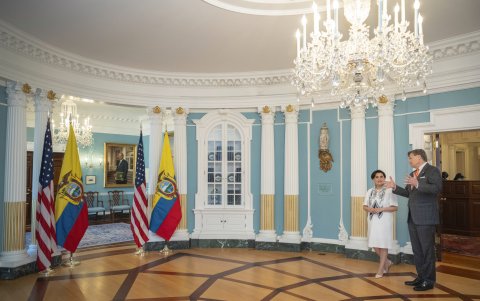 Durante la reunión, ambos funcionarios abordaron temas relacionados con seguridad, economía y comercio.