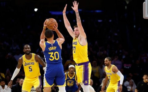 Stephen Curry siendo marcado por Luka Doncic en el partido de los Lakers ante los Warriors.