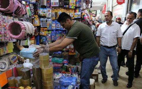 Incautan fuegos artificiales y clausuran local en
la Bahía