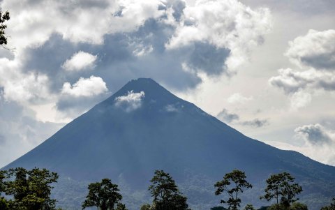 Fotografía del 3 de octubre de 2025 del volcán Arenal, en la Fortuna (Costa Rica).