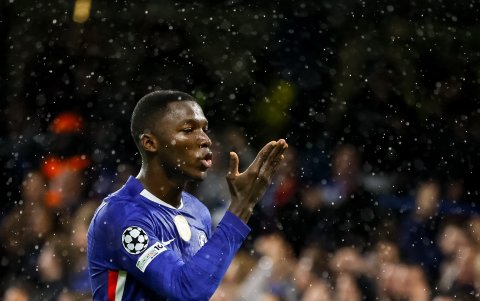 Moisés Caicedo festejó con emoción su primer gol en Champions, pero lamentablemente, no fue contado como suyo.